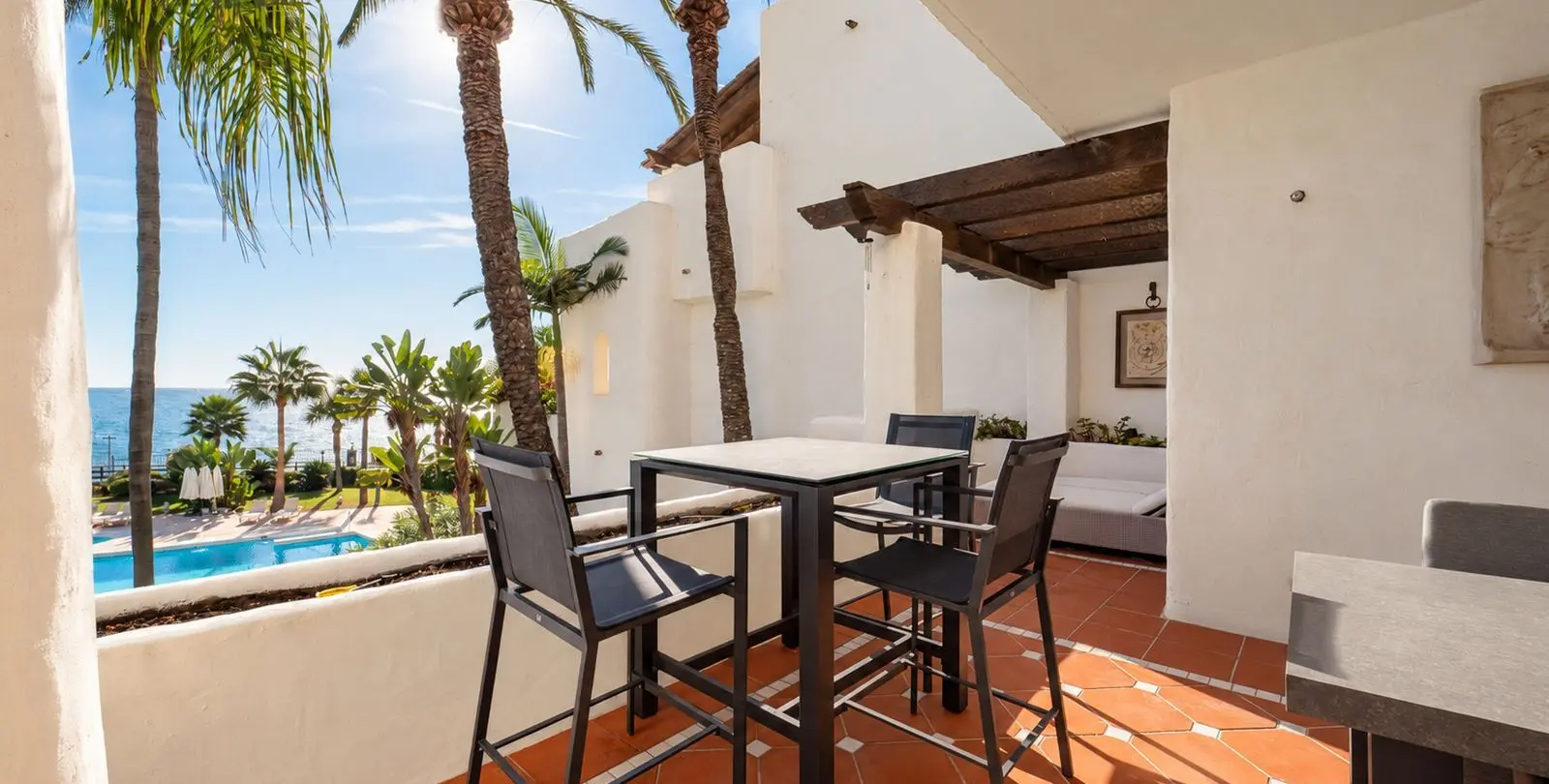 Venta de apartamento en planta media en Puerto Banús 2