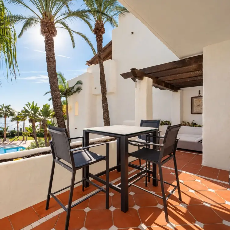 Venta de apartamento en planta media en Puerto Banús