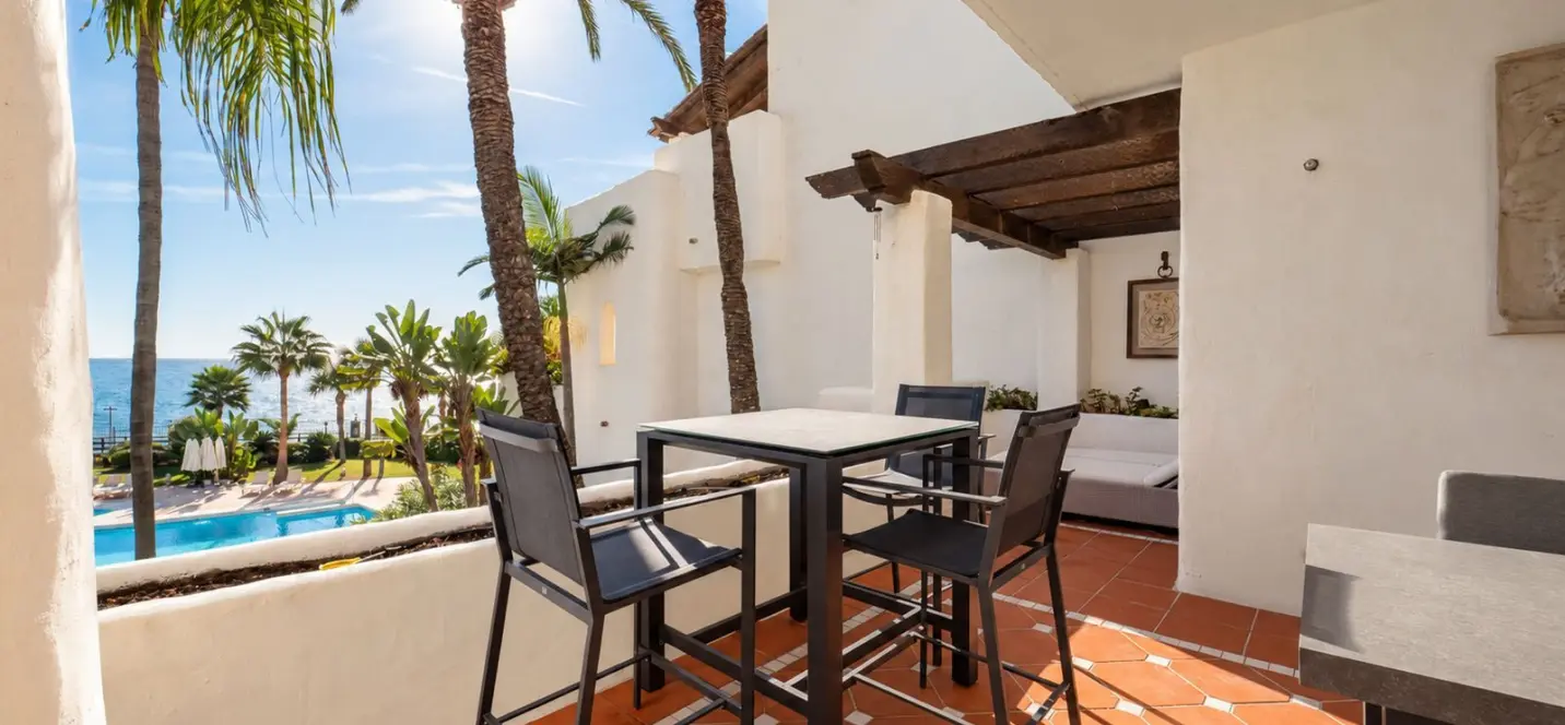 Venta de apartamento en planta media en Puerto Banús 1