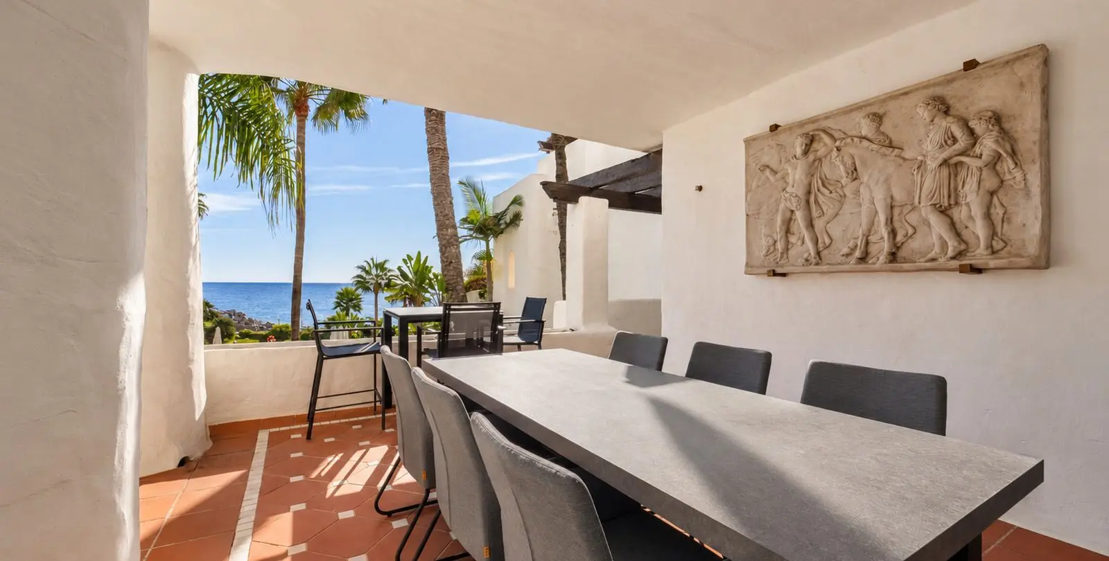 Venta de apartamento en planta media en Puerto Banús 3