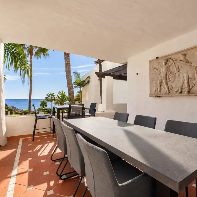 Venta de apartamento en planta media en Puerto Banús