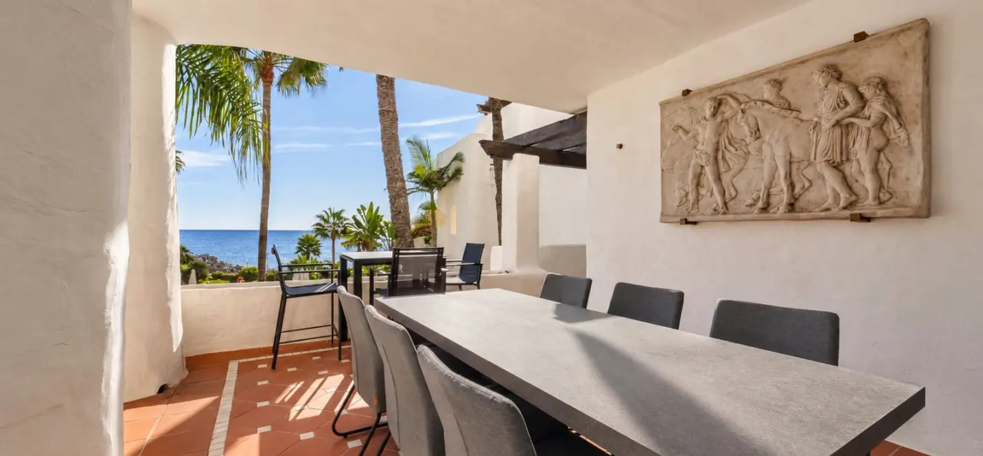 Venta de apartamento en planta media en Puerto Banús 2