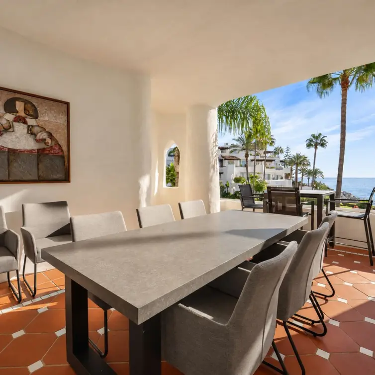 Venta de apartamento en planta media en Puerto Banús