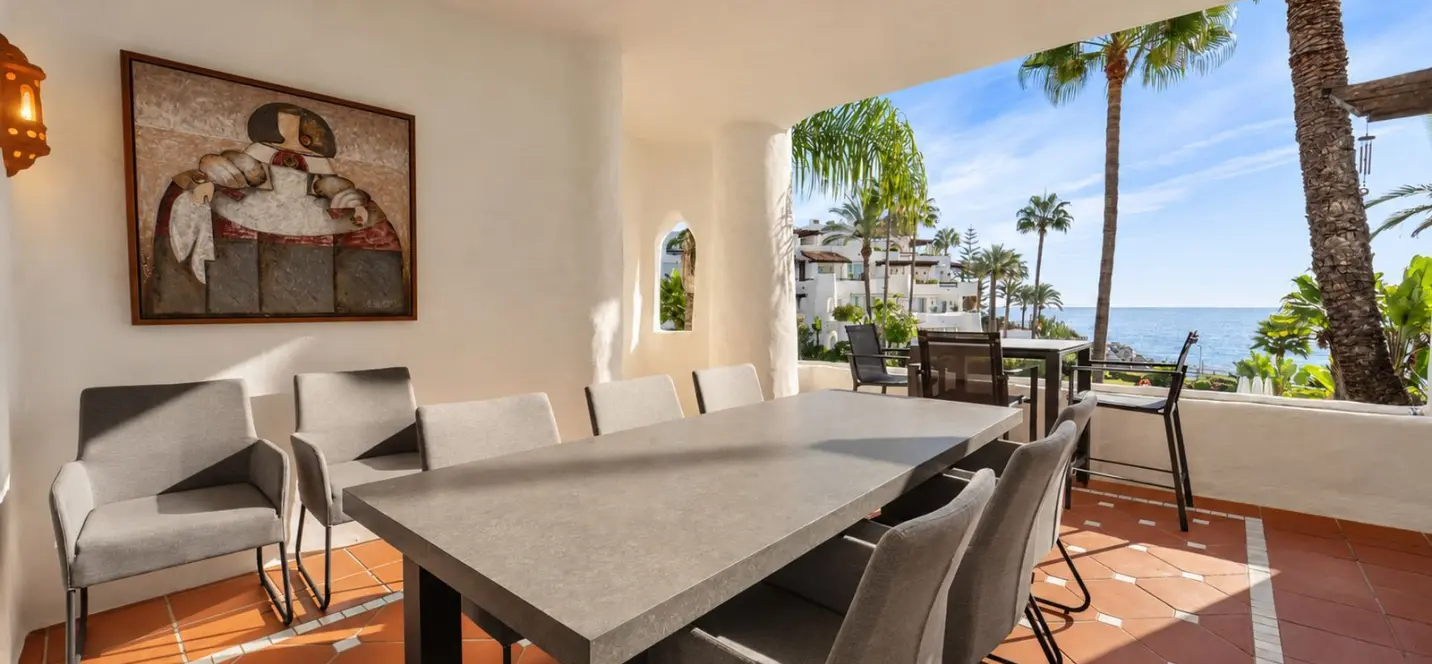 Venta de apartamento en planta media en Puerto Banús 3