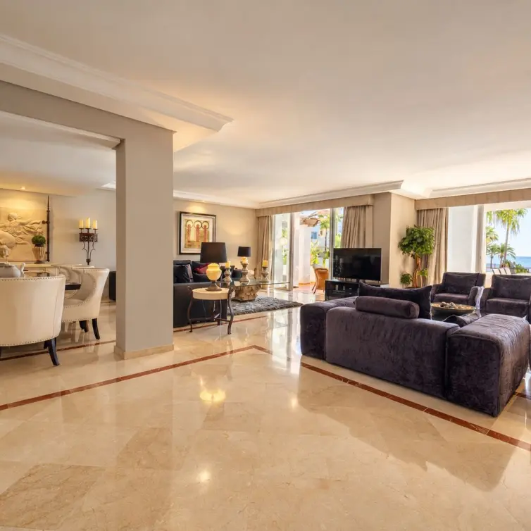 Venta de apartamento en planta media en Puerto Banús