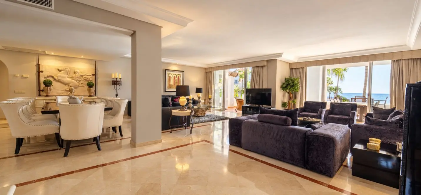Venta de apartamento en planta media en Puerto Banús 4