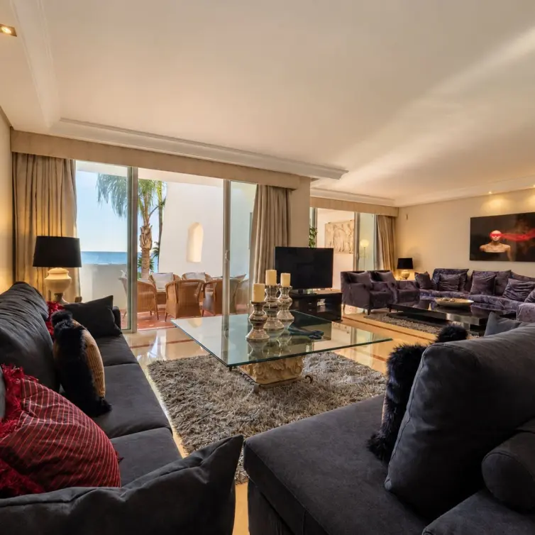 Venta de apartamento en planta media en Puerto Banús