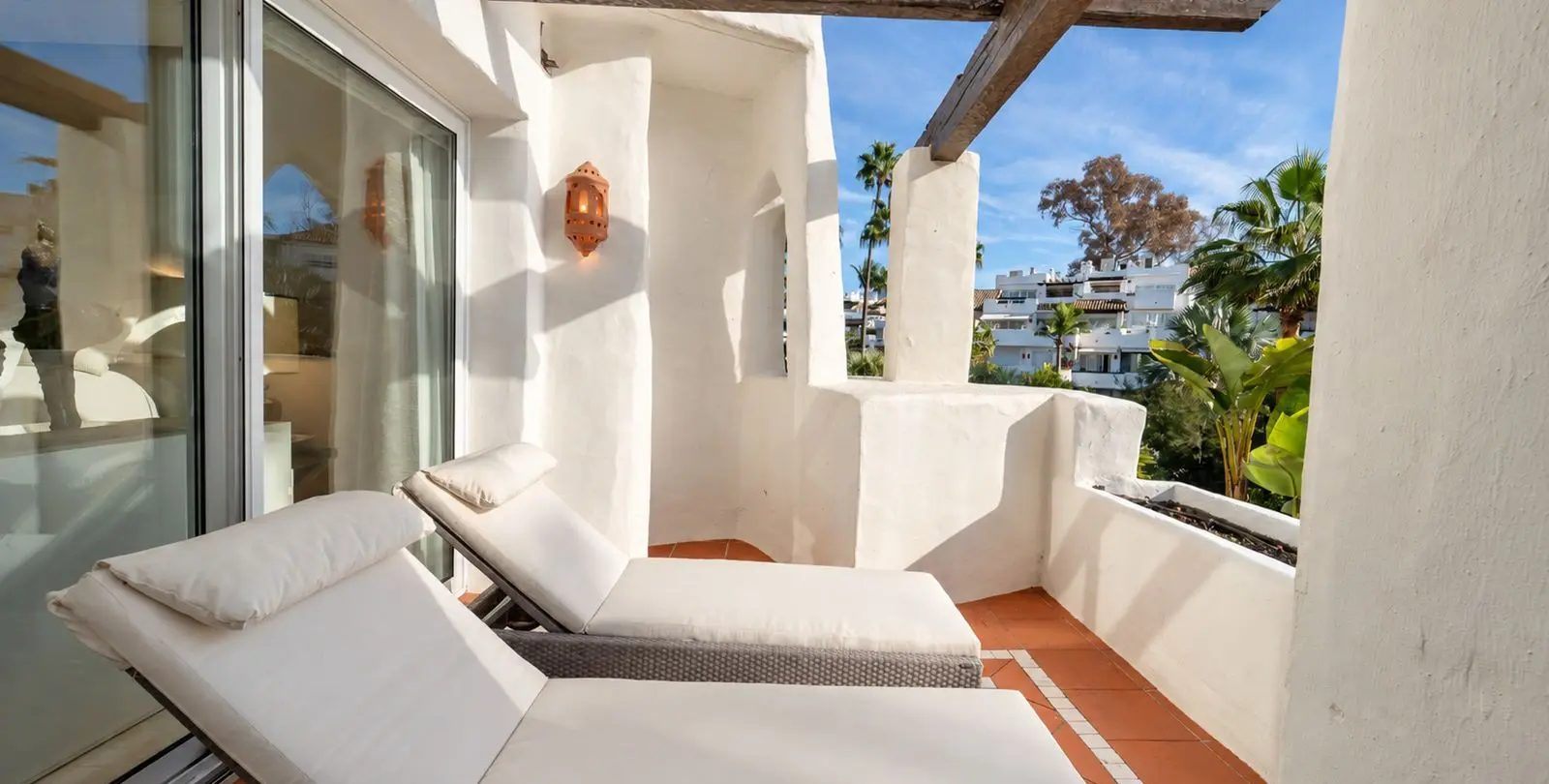 Venta de apartamento en planta media en Puerto Banús 11