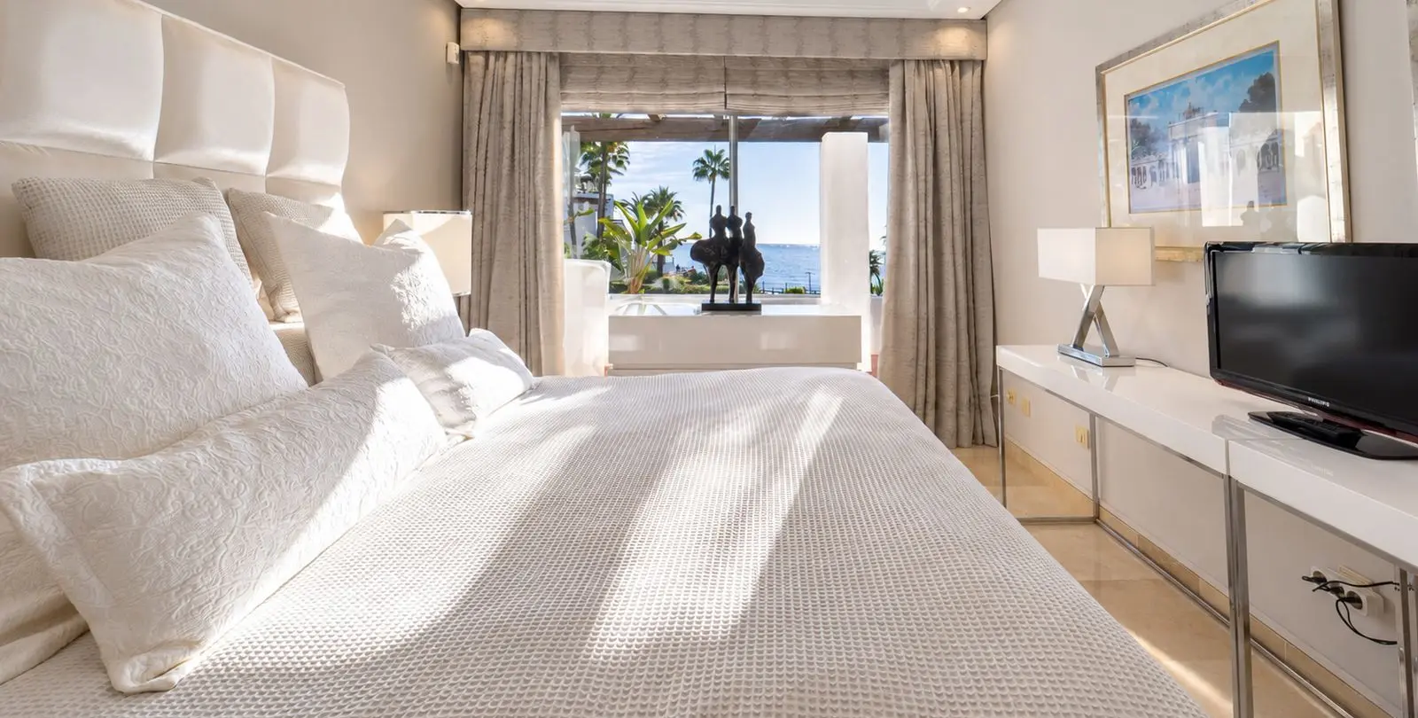 Venta de apartamento en planta media en Puerto Banús 12