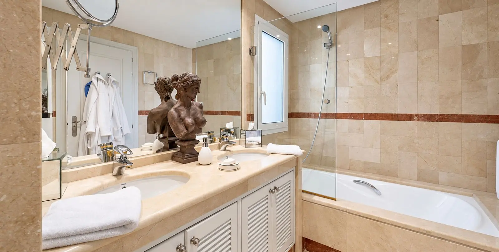 Venta de apartamento en planta media en Puerto Banús 14