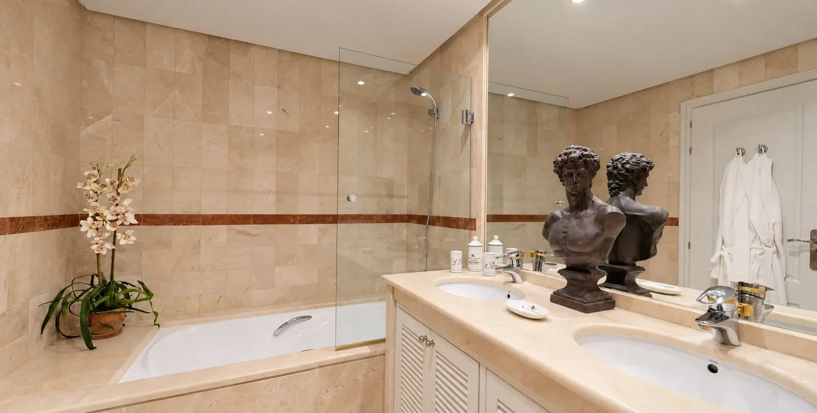 Venta de apartamento en planta media en Puerto Banús 17