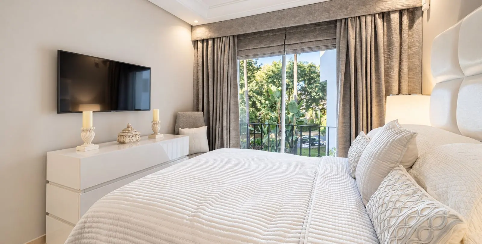 Venta de apartamento en planta media en Puerto Banús 18