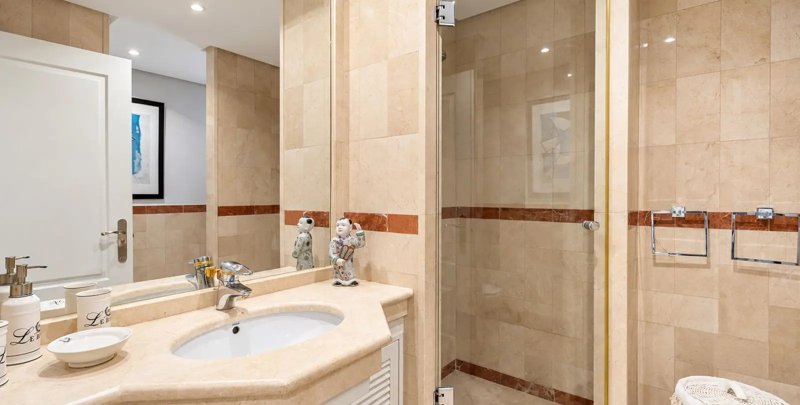Venta de apartamento en planta media en Puerto Banús 19