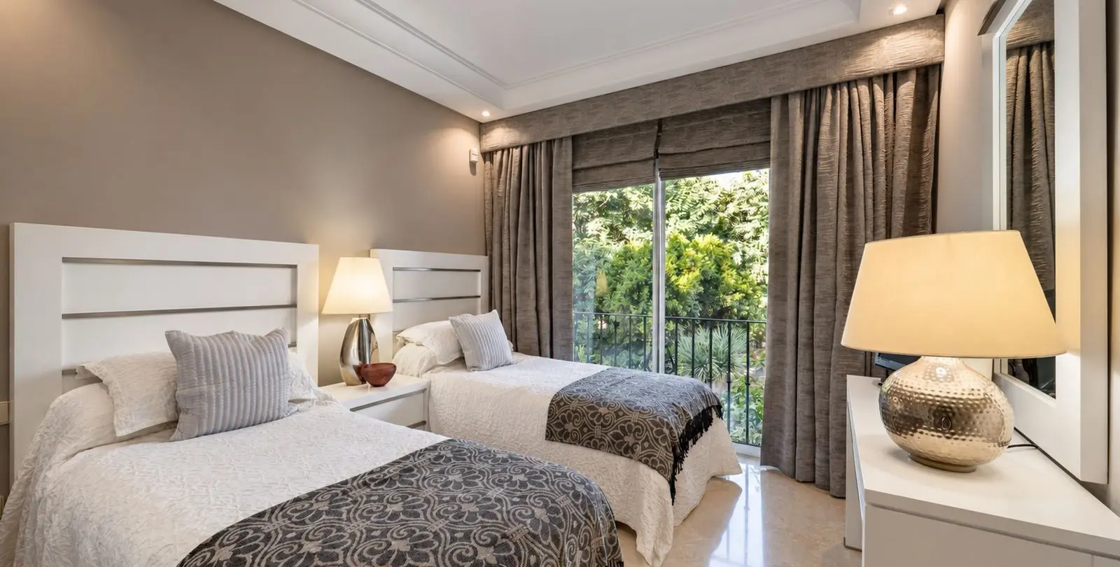 Venta de apartamento en planta media en Puerto Banús 20