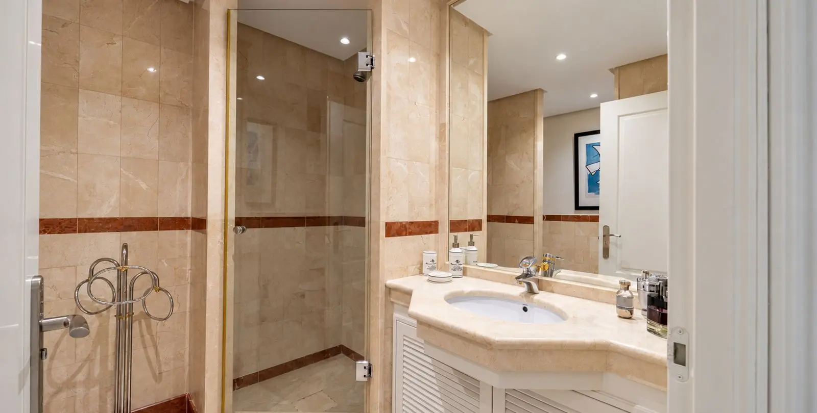 Venta de apartamento en planta media en Puerto Banús 21
