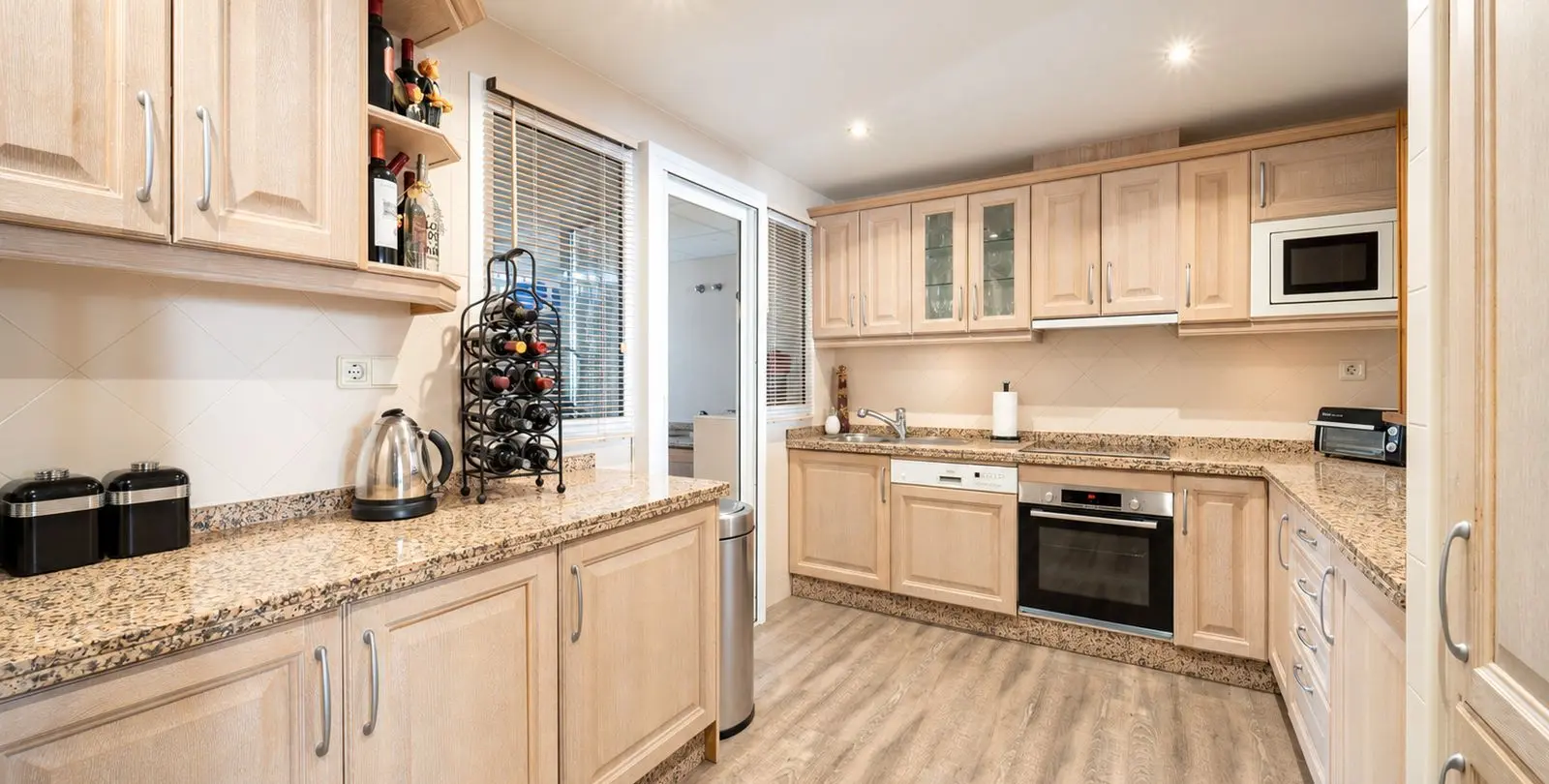 Venta de apartamento en planta media en Puerto Banús 22