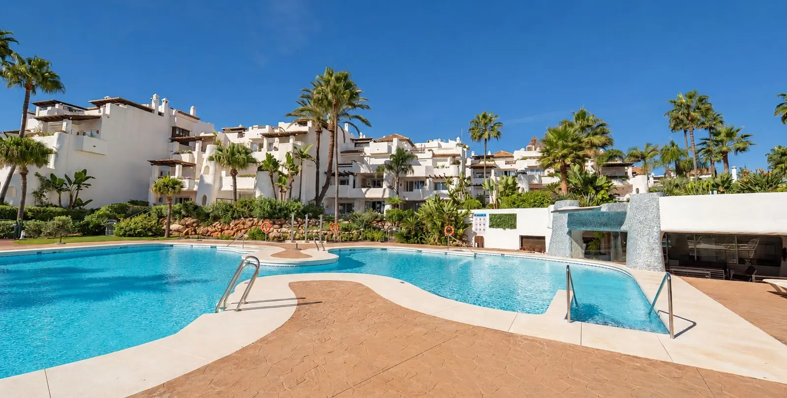 Venta de apartamento en planta media en Puerto Banús 23