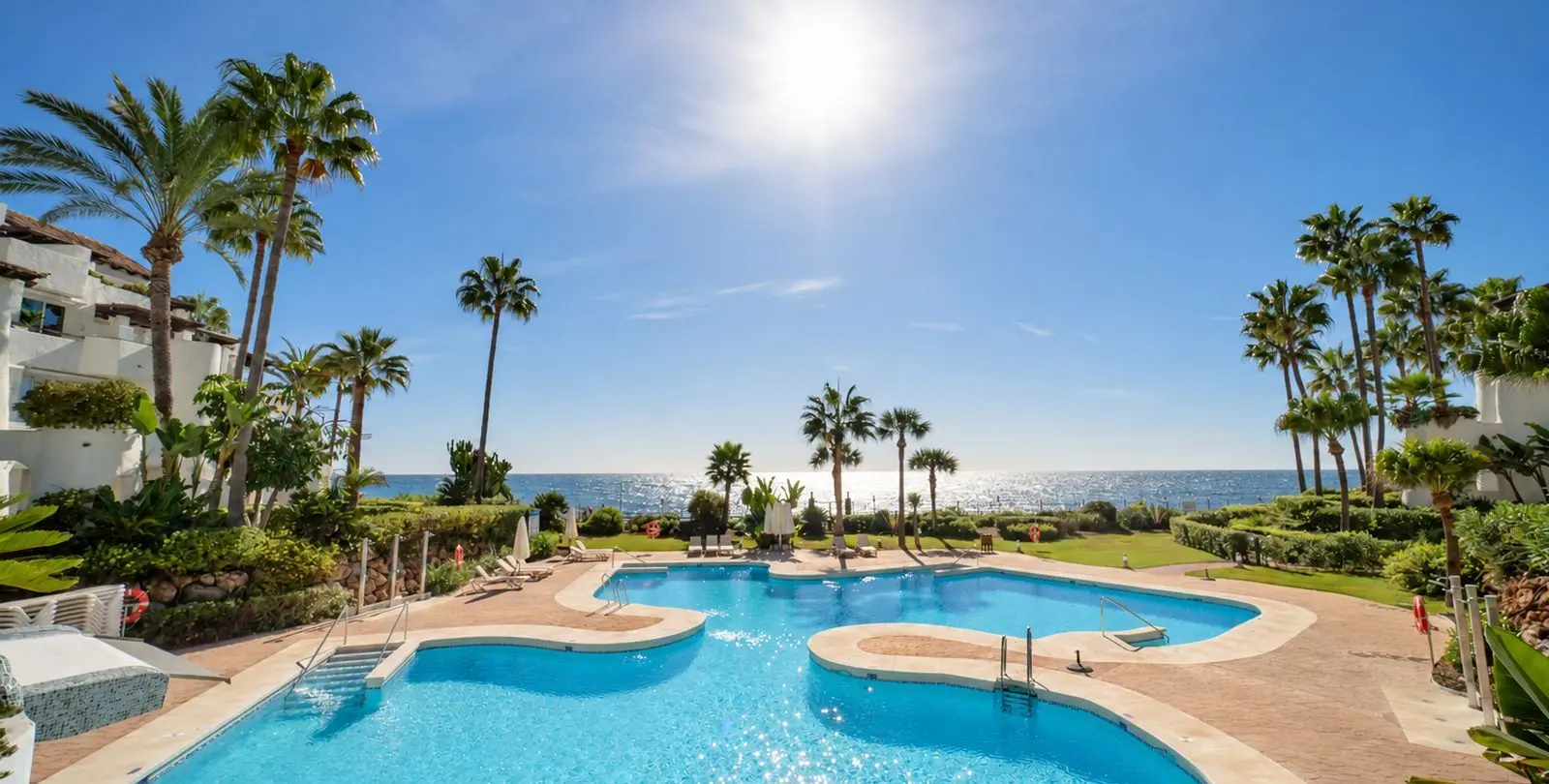 Venta de apartamento en planta media en Puerto Banús 24