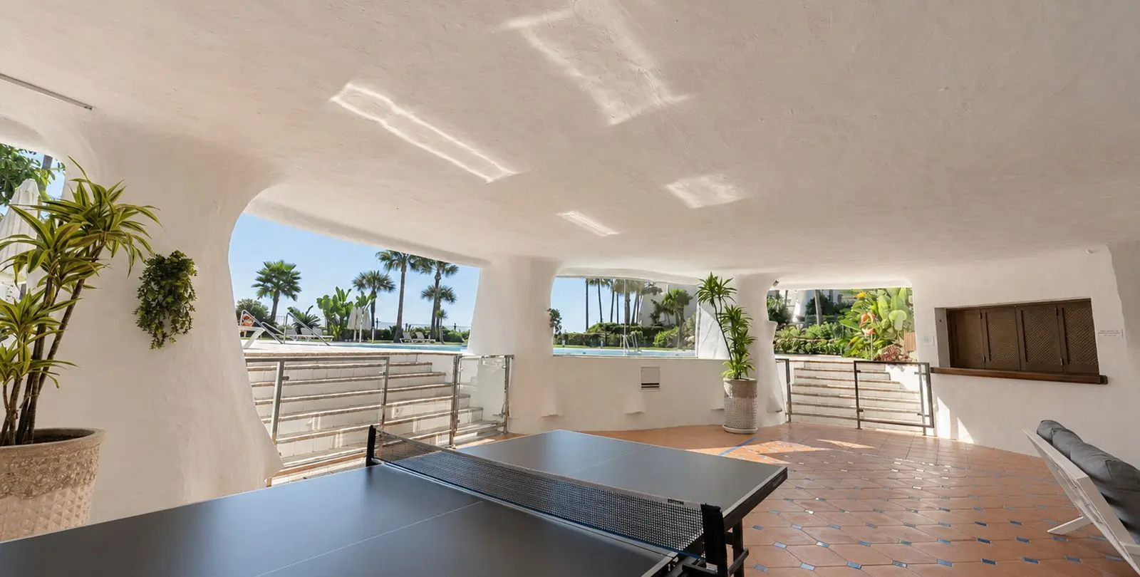 Venta de apartamento en planta media en Puerto Banús 25