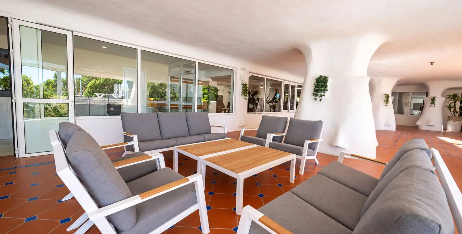 Venta de apartamento en planta media en Puerto Banús 26