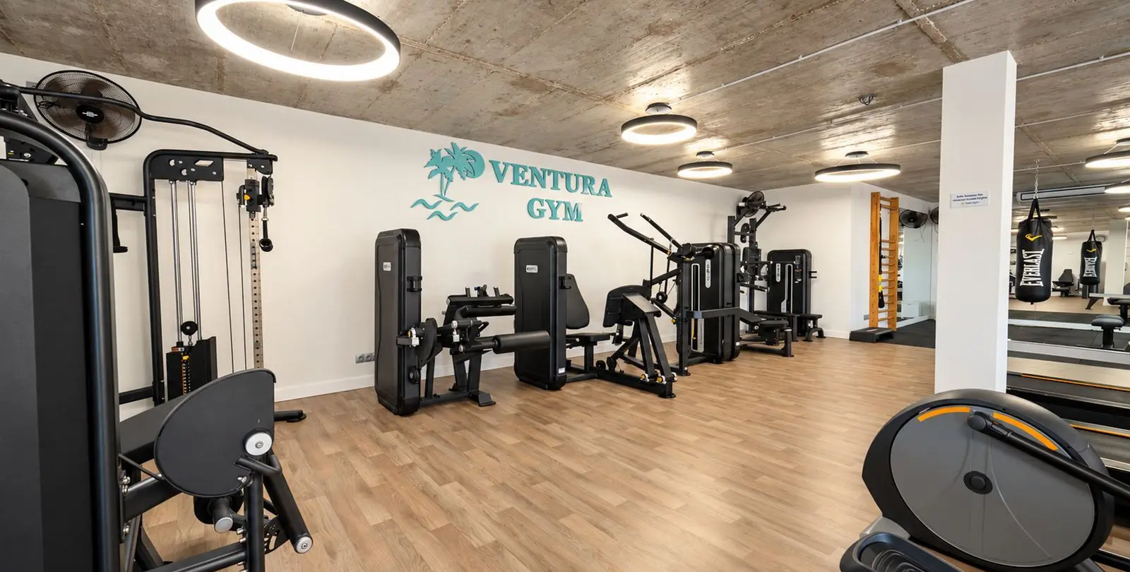Venta de apartamento en planta media en Puerto Banús 28