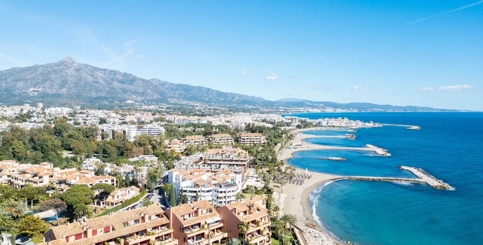 Venta de apartamento en planta media en Puerto Banús 35