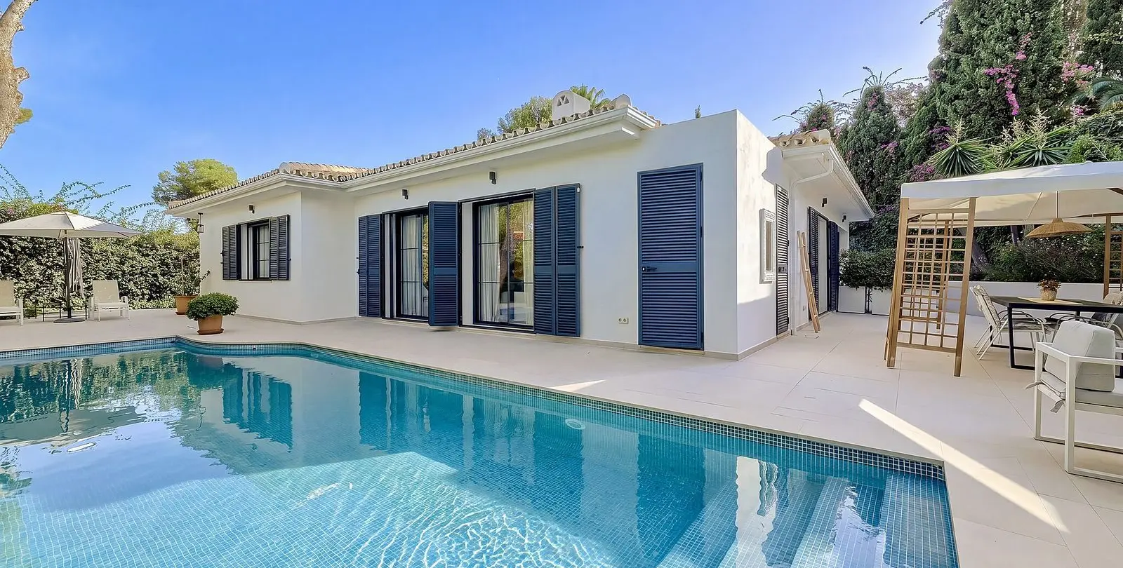 Venta de villa independiente en Los Monteros 19