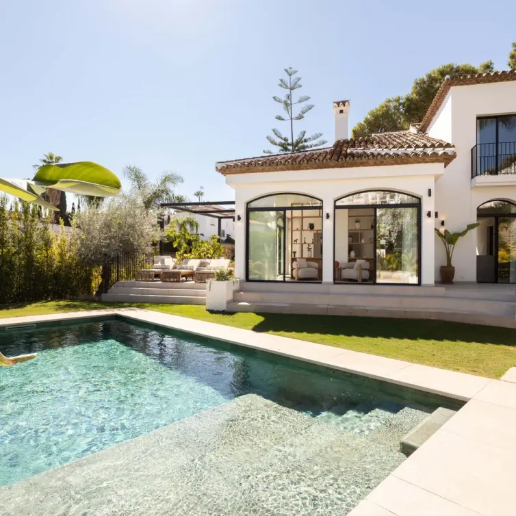 Venta de villa independiente en Nueva Andalucía