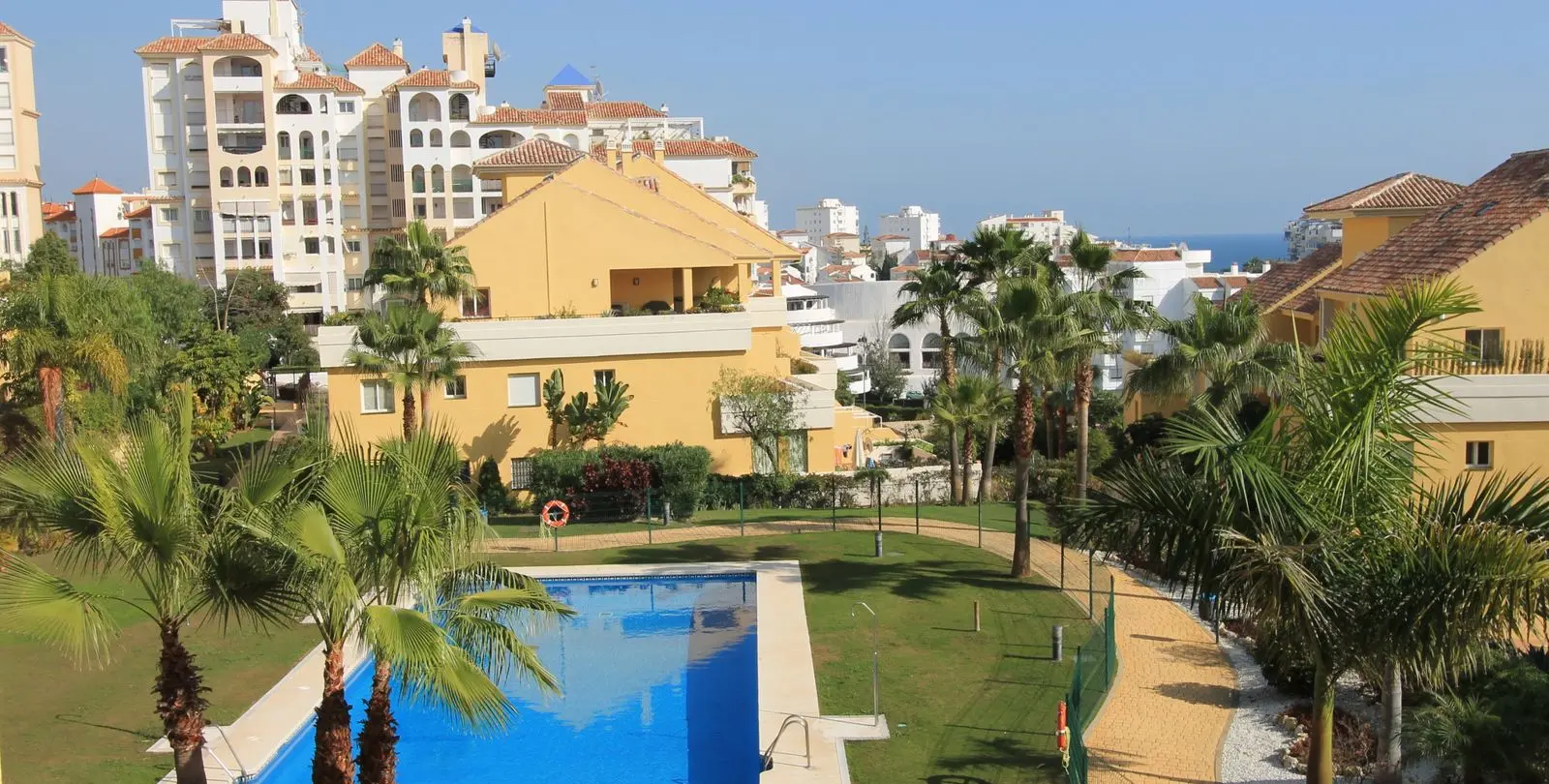 Продажа апартаментов на среднем этаже в Estepona 2