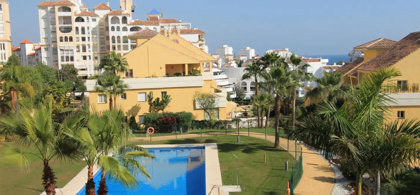 Продажа апартаментов на среднем этаже в Estepona 1