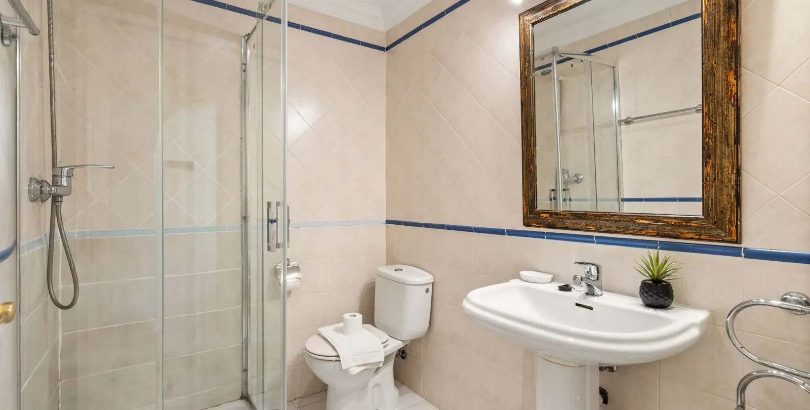Продажа апартаментов на среднем этаже в Estepona 14