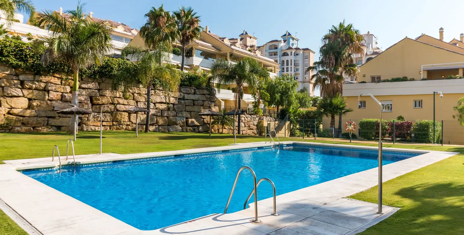 Продажа апартаментов на среднем этаже в Estepona 16