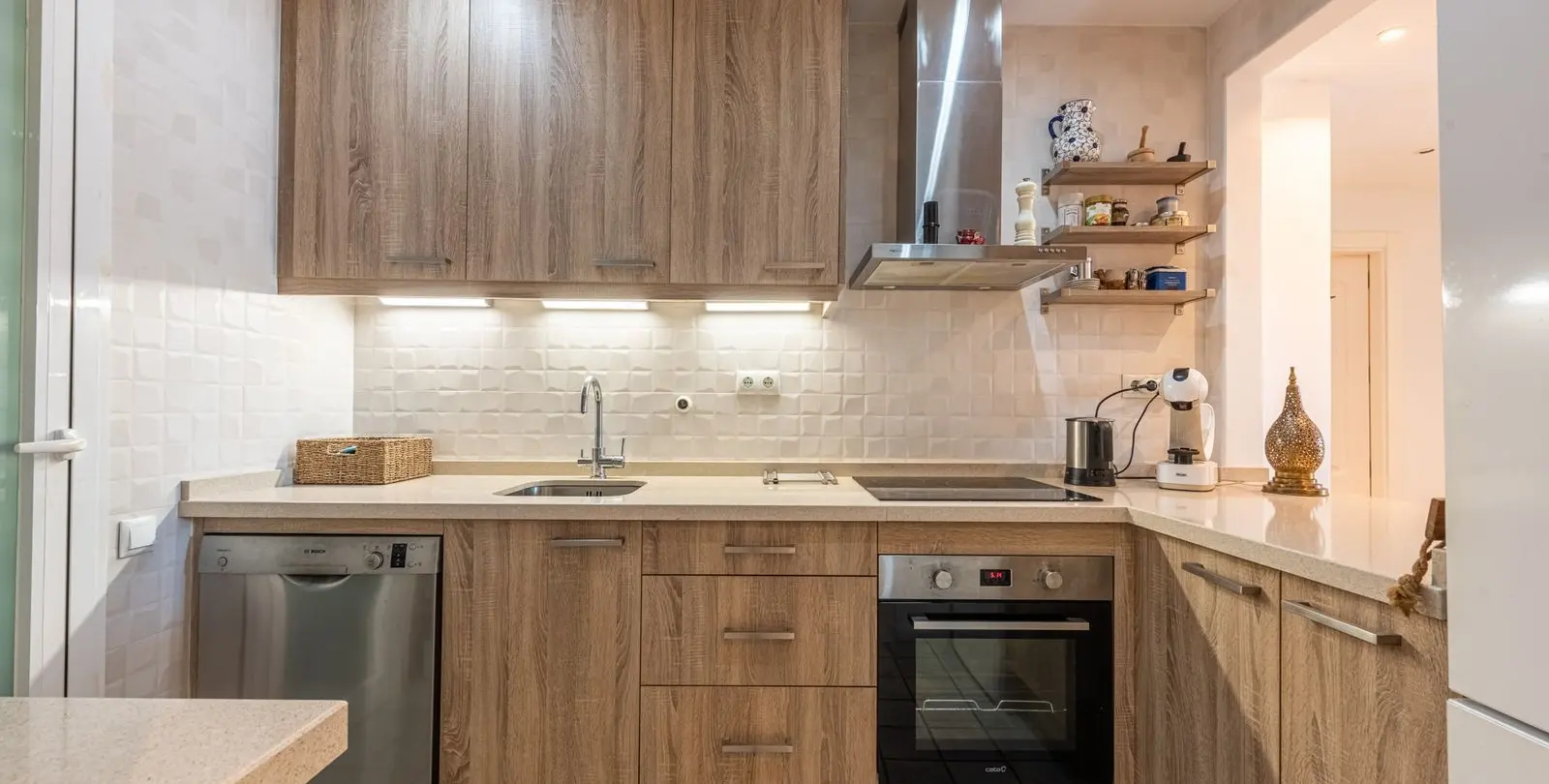 Продажа апартаментов на среднем этаже в The Golden Mile 9