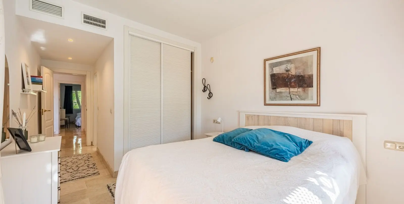 Продажа апартаментов на среднем этаже в The Golden Mile 13