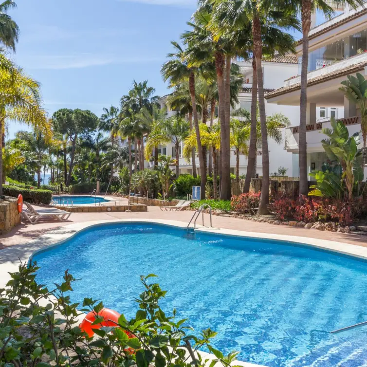 Venta de apartamento en planta media en The Golden Mile