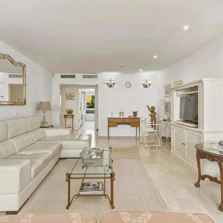 Venta de apartamento en planta media en The Golden Mile