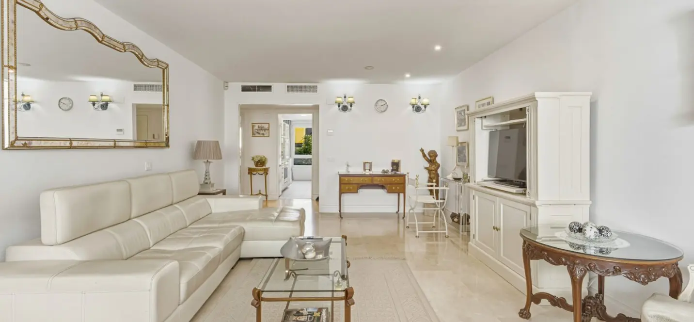 Venta de apartamento en planta media en The Golden Mile 1