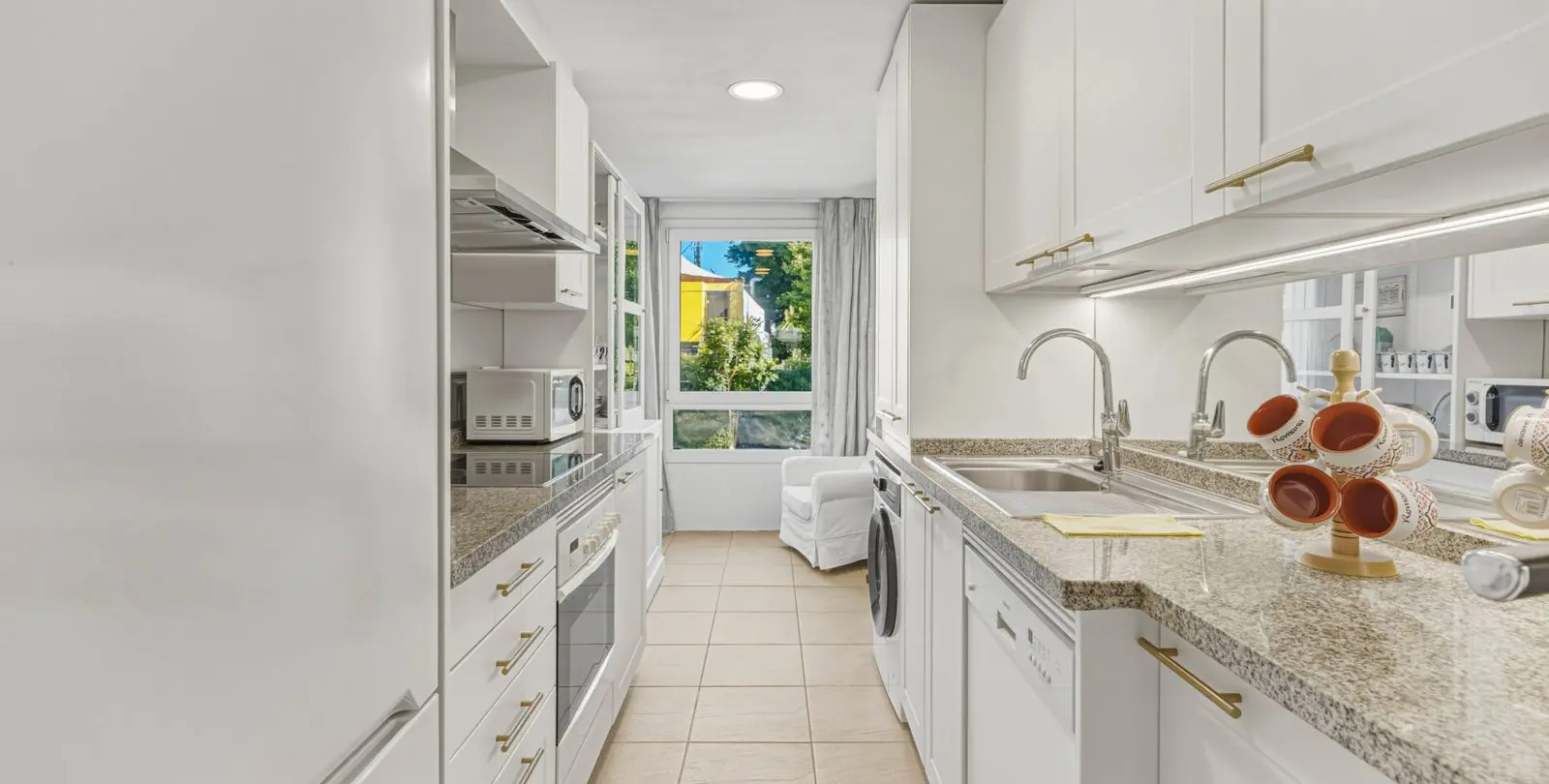 Venta de apartamento en planta media en The Golden Mile 4