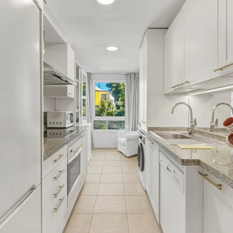Venta de apartamento en planta media en The Golden Mile