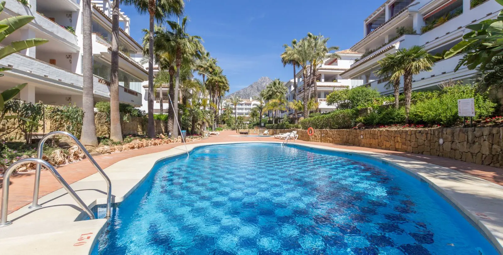 Venta de apartamento en planta media en The Golden Mile 8