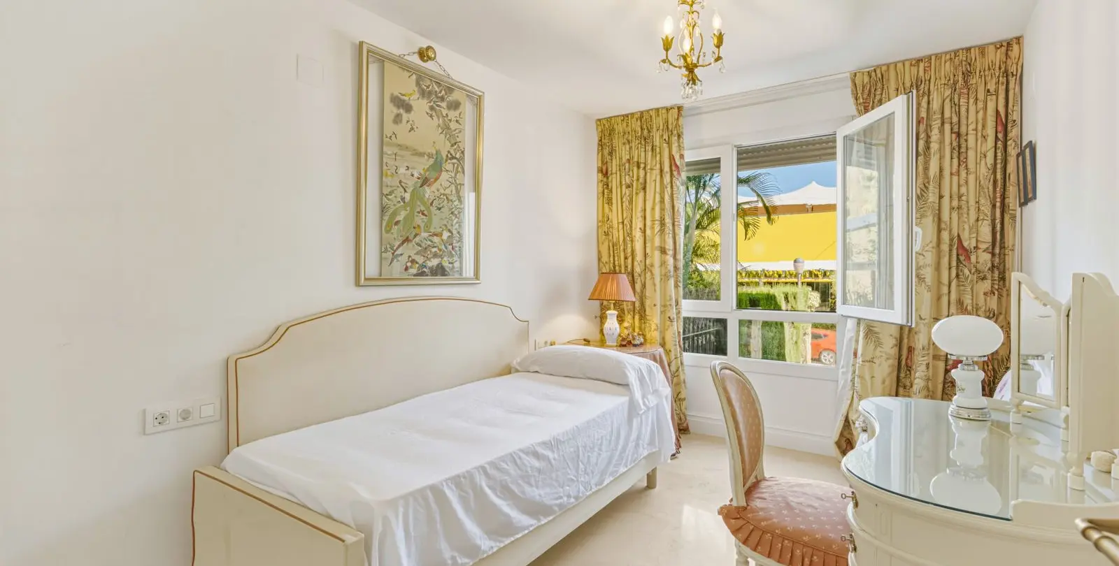 Venta de apartamento en planta media en The Golden Mile 9