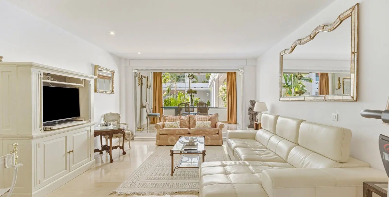 Venta de apartamento en planta media en The Golden Mile 11