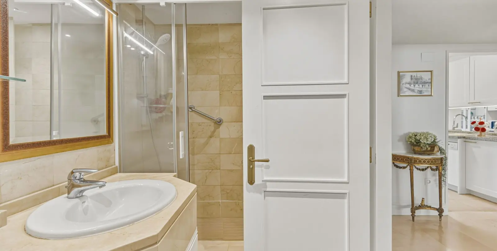 Venta de apartamento en planta media en The Golden Mile 13