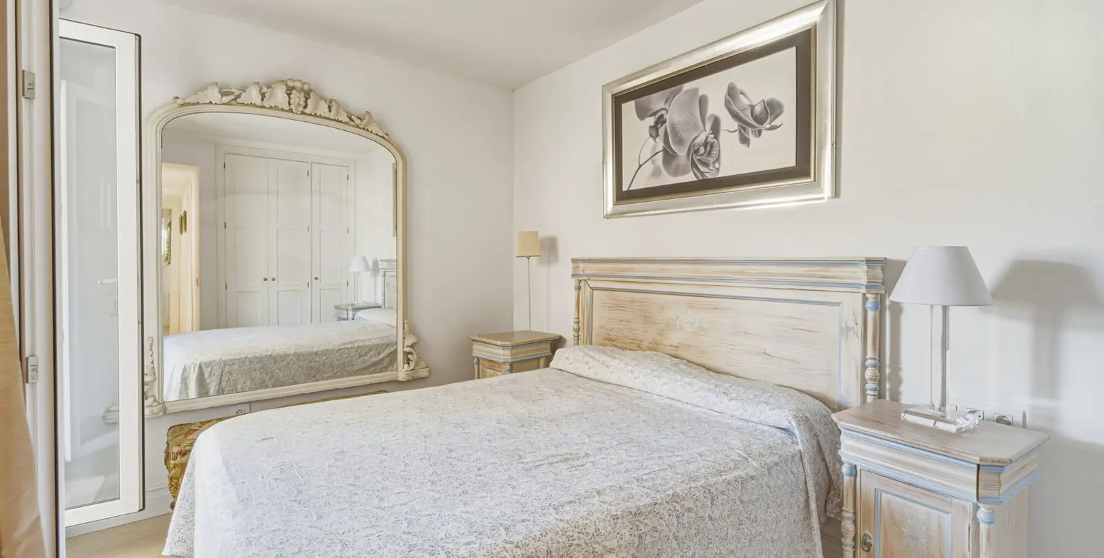 Venta de apartamento en planta media en The Golden Mile 19