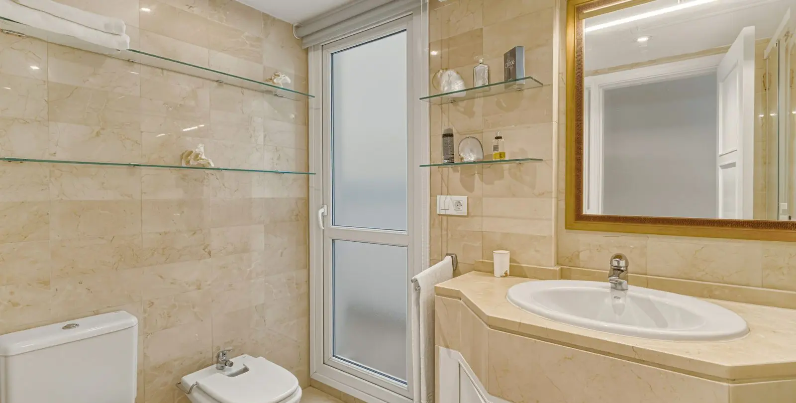 Venta de apartamento en planta media en The Golden Mile 20