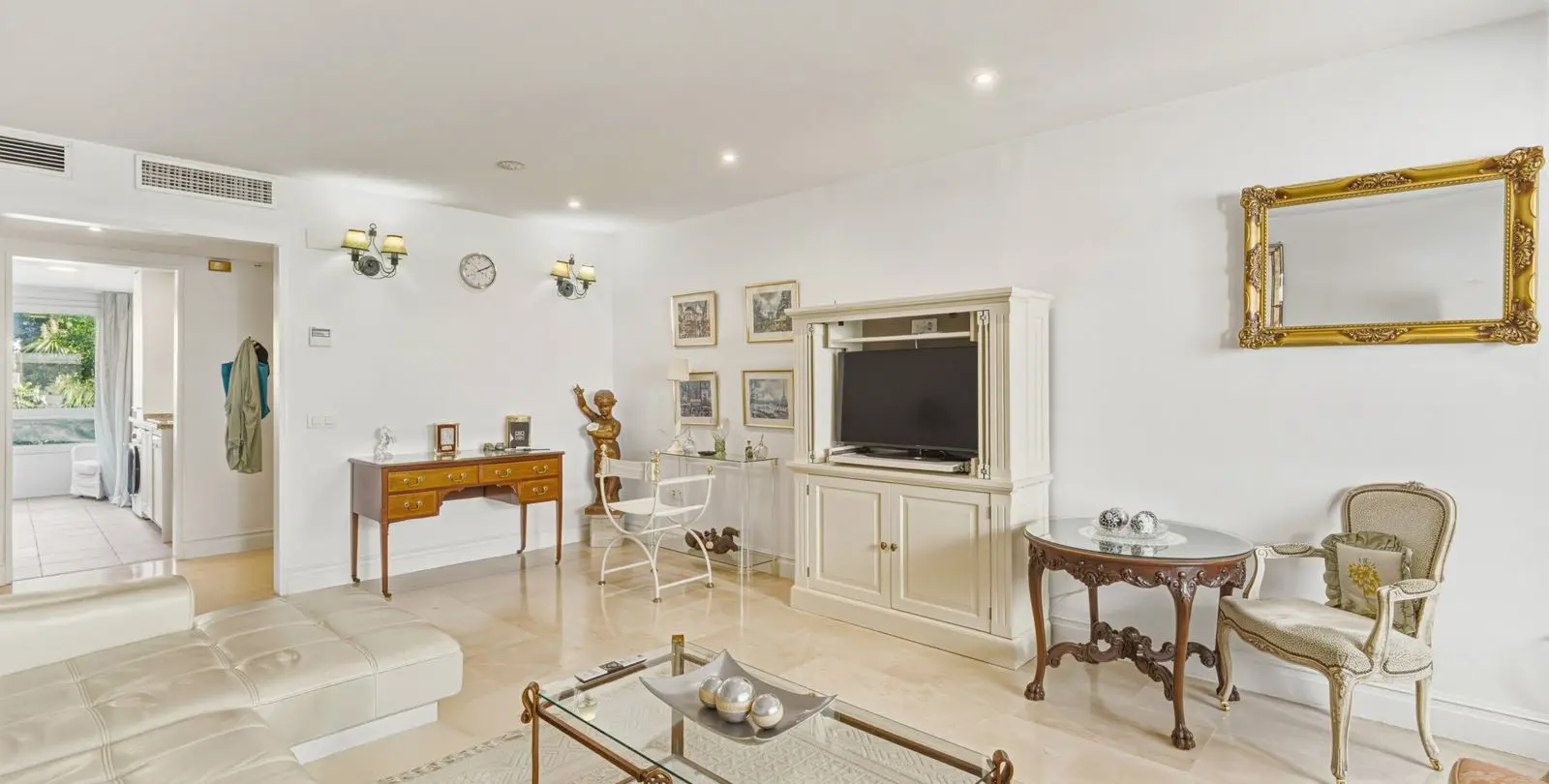 Venta de apartamento en planta media en The Golden Mile 22