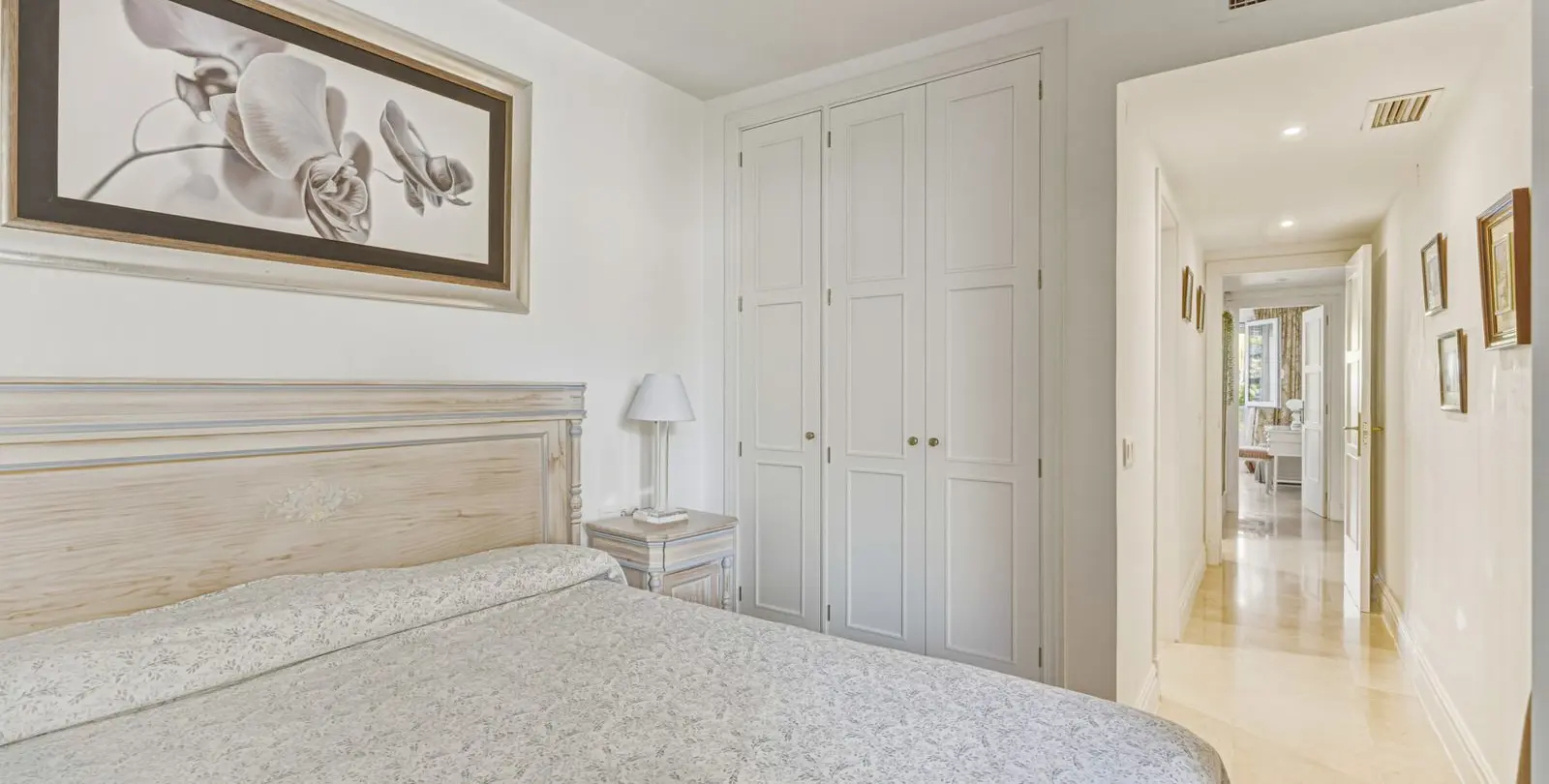 Venta de apartamento en planta media en The Golden Mile 23