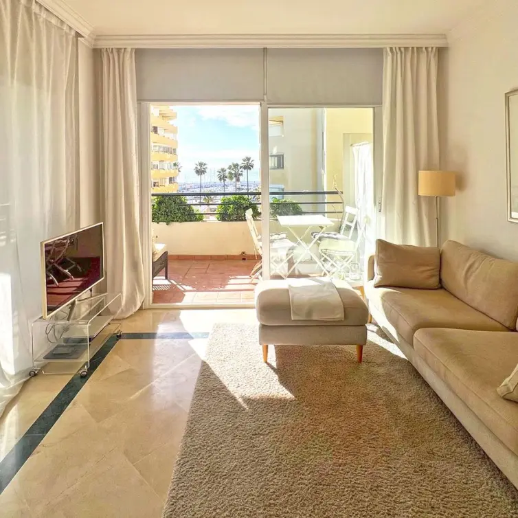 Venta de apartamento en planta media en Marbella