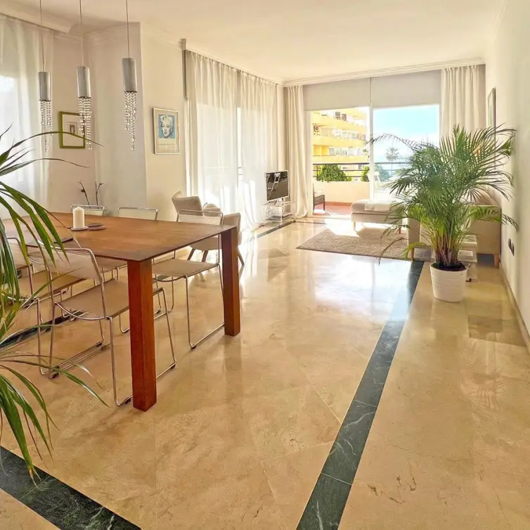 Venta de apartamento en planta media en Marbella