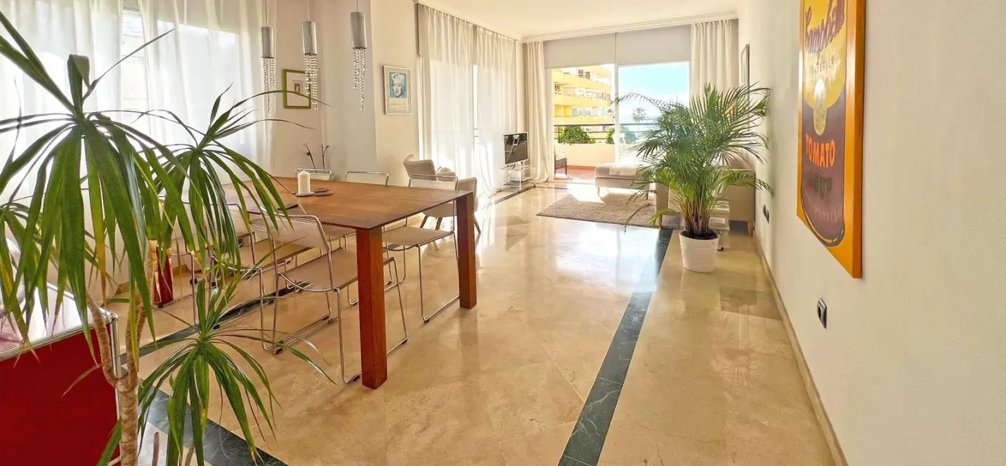 Venta de apartamento en planta media en Marbella 2